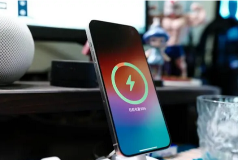 灵台苹果15换屏服务分享用什么充电器给iPhone15充电更好 